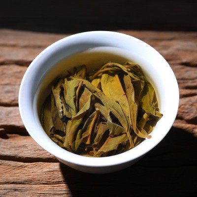 云南普洱茶三英战吕布生茶布朗山gu树春茶 357克饼茶礼盒装图3