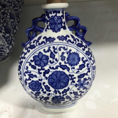 瓷瓶批发客厅博古架做旧仿古陶瓷青花缠枝莲纹双耳扁瓶花瓶摆件新图3