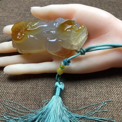 巴西玛瑙貔貅手把件手工雕刻俏色巧雕玉石把玩男女创意款厂家批发图4